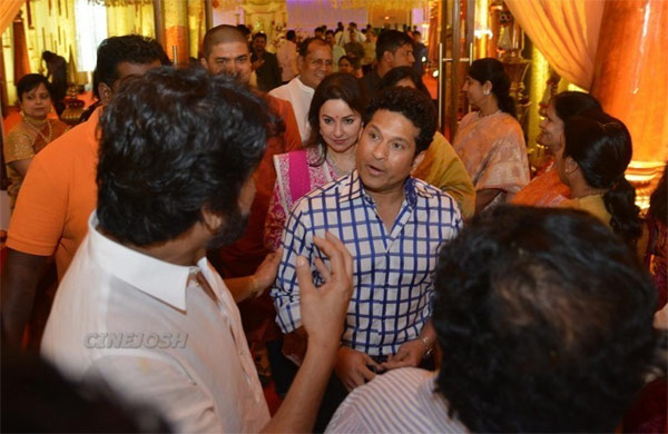 sachin tendulkar,samantha,naga chaitanya,sachin blessings to chaitu and samantha,nagarjuna,nimmagadda prasad  ఈ జంట క్రికెట్ దేవుడికీ...నచ్చారు..!